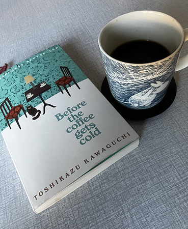 Boken Before the coffee gets cold och kaffe vid köksbordet