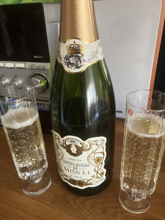 Cava Miss Li och två glas