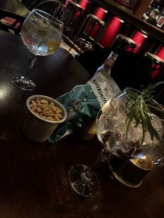 GT och snacks på Churchill Arms