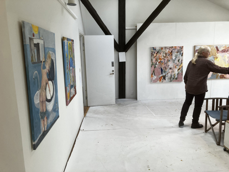 Konstutställning i ett gårdshus