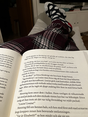 Läser i rutiga byxor och prickiga strumpor Läser i rutiga byxor och prickiga strumpor