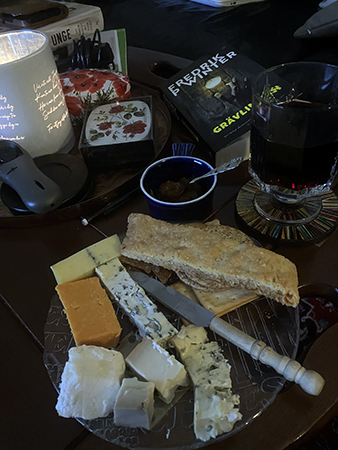 Valvaka med ost kex och vin