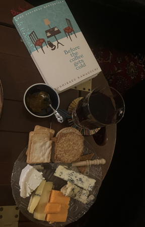 Ost kex vin morotsmaremlad och boken Before the coffee gets cold