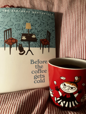 Boken Before the coffee gets cold och kaffe på sängen
