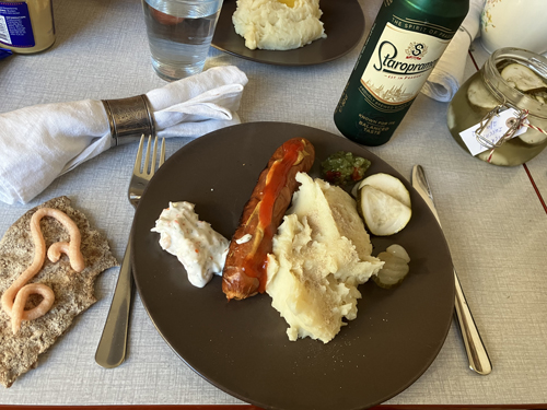 Kycklingkorv med mos Annas picklade squash kaviarmacka öl