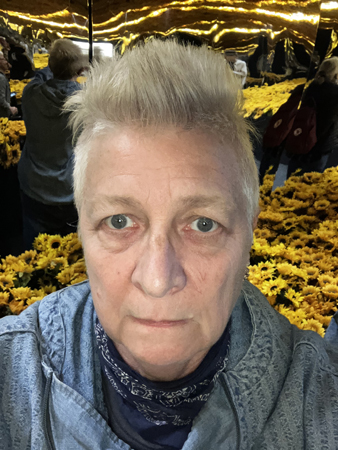 Omtumlad selfie bland solrosor van Gogh alive