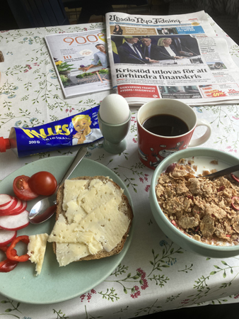 Frukost med lokalblaskan på balkongen