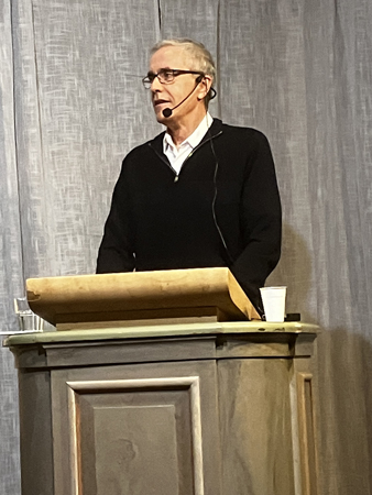 Mattias Lönnebo vid författarstafetten i Missionskyrkan