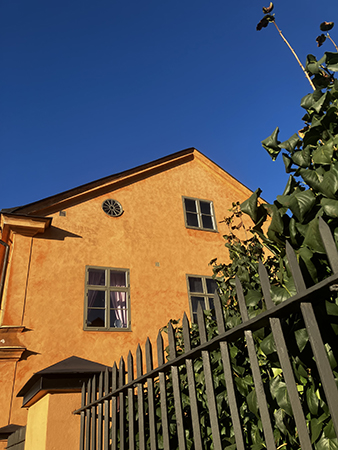 Gult hus blå himmel vid St Eriks torg