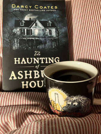 Lördagsläsning o kaffe på sängen The Haunting of Ashburn House