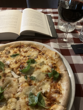 Bok pizza och ett glas rött