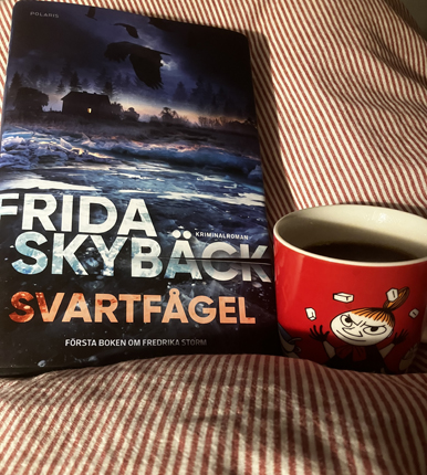 Boken Svartfågel och kaffe på sängen