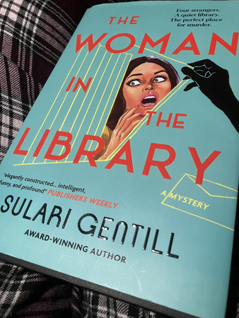 Boken The woman in the library i knäet