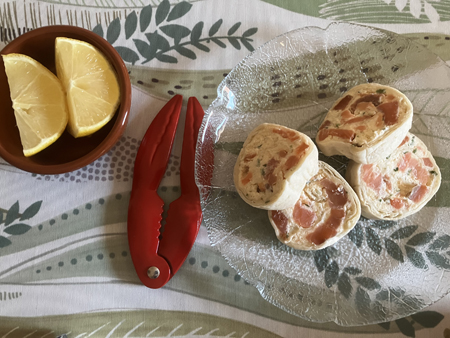 Citronklyftor kräfttång laxrullar