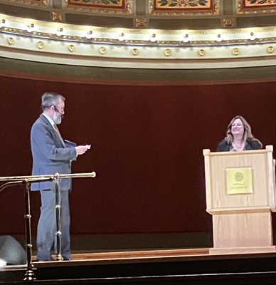 Lars Burman presenterar Elly Griffiths