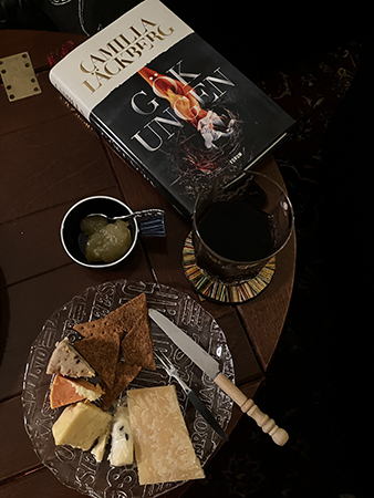 Ostassiett äpple o ingefärsmarmelad amarone och boken Gökungen