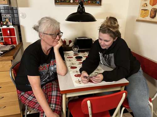 Anna och Linn i vårt kök