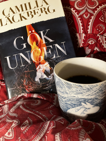 Boken Gökungen och kaffe på sängen