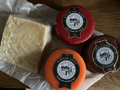 En italiensk ost och tre cheddarostar matmarknaden 2022