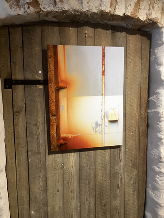 Foto och målad tavla i ett Galleri Upsala