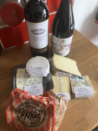 Vin ost och godispåse