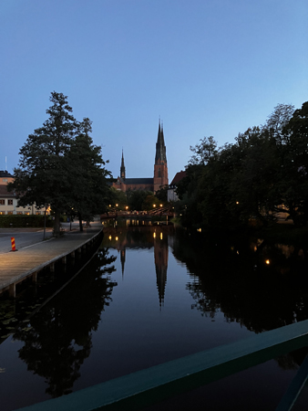 Domkyrkotornen sedda från en bro