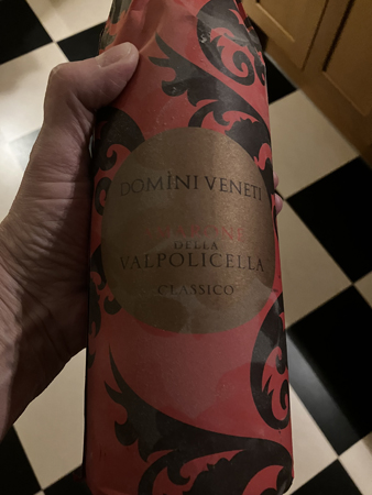 Domini Veneti della Valpolicella Classico med papper på