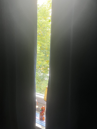 Sovrumsfönstret nyputsat med mörkläggningsgardiner