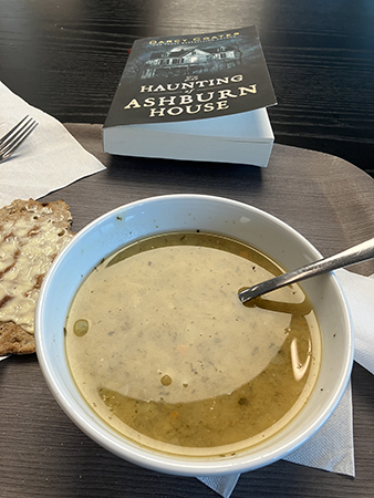 Ärtsoppa bröd vatten och boken The Haunting of Ashburn House