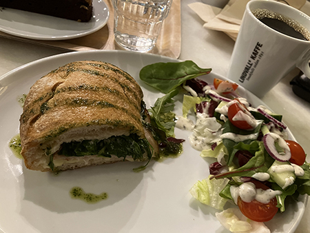 Halv varm kalkonmacka och sallad Wilmas