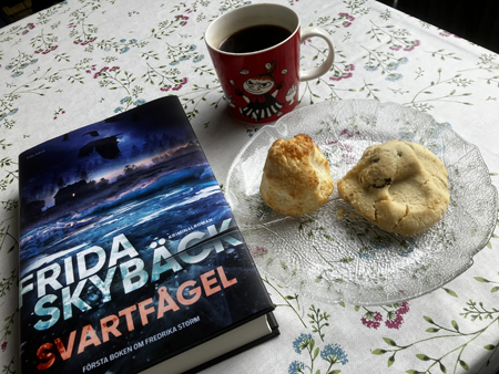 Balkongfika med boken Svartfågel