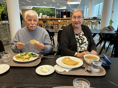 Béchir o Ewa äter lunch i Segis