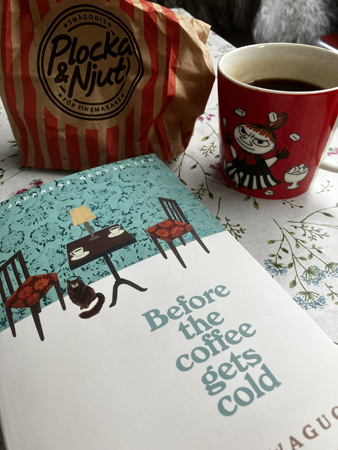 Godispåse kaffe och boken Before the coffee gets cold