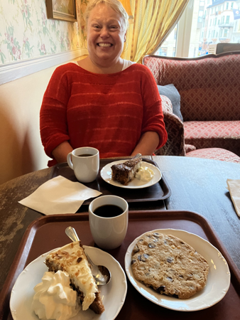 Helena på fika på Storken