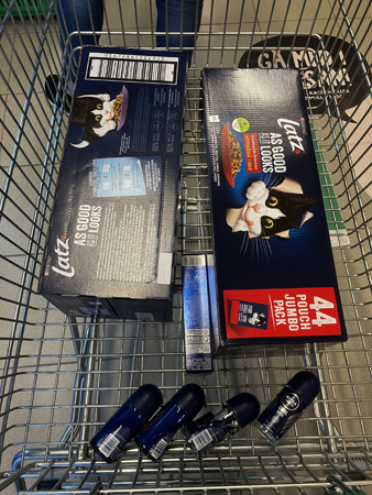 Kattmat deo och tandkräm i varuvagnen