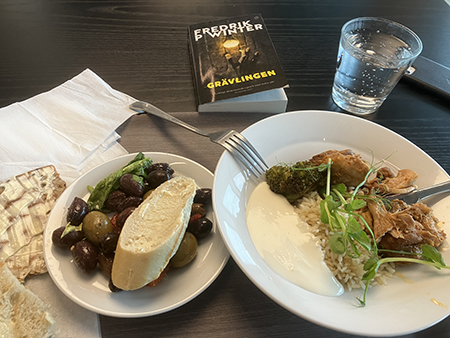 Kycklinglunch med boken Grävlingen Kycklinglunch med boken Grävlingen
