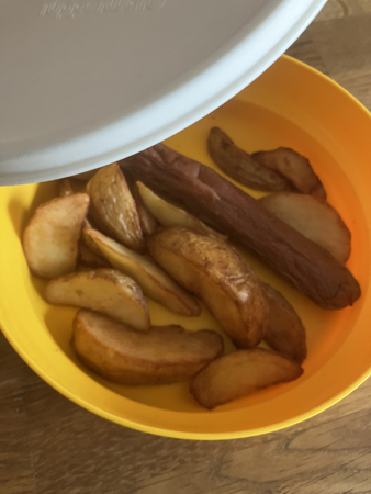 Matlåda med klyftpotatis och en kycklingkorv