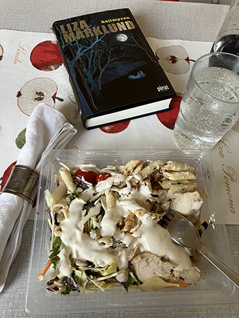 Caesarsalladlunch med pasta och boken Kallmyren Caesarsalladlunch med pasta och boken Kallmyren