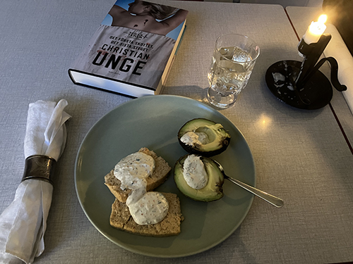 Förrätt avocado laxpaté romsås vitt vin boken Det första skottet det sista steget