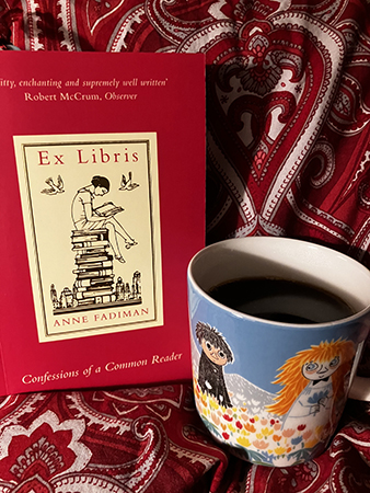Boken Ex Libris och kaffe på sängen