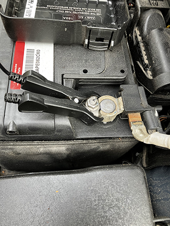 Svart klämma på minuspol metall