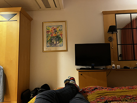 Vila en stund på sängen i hotellrummet