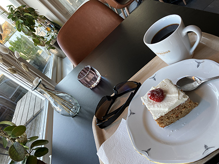 Morotskaka och kaffe Rönnerdahls