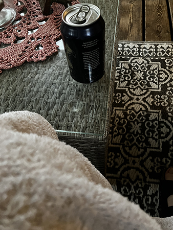 Bastuöl på altanen insvept i badlakan