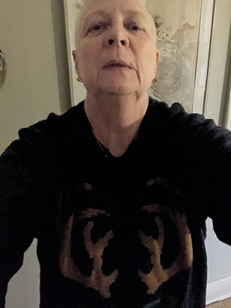 Jag i jultröja men bara hornen syns