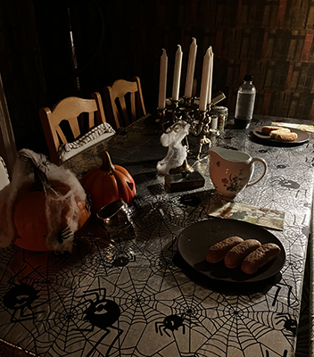 Spindelnätsduken på matbordet