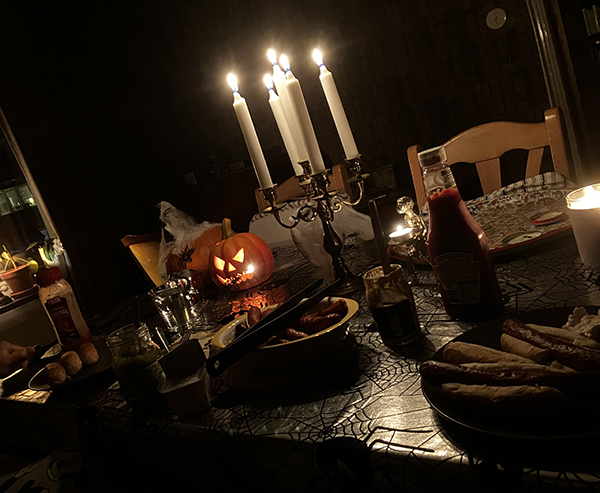 Halloweenmiddag kycklingkorv med bröd