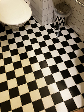 Likadant toagolv på hotellrummet i Örebro som hemma i badrummet