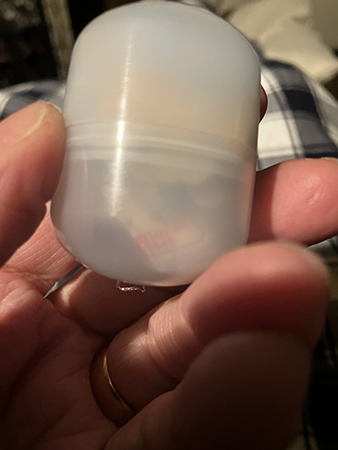 Plastbehållare inuti Muminchokladägget