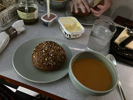 Tomatsoppa och bröd